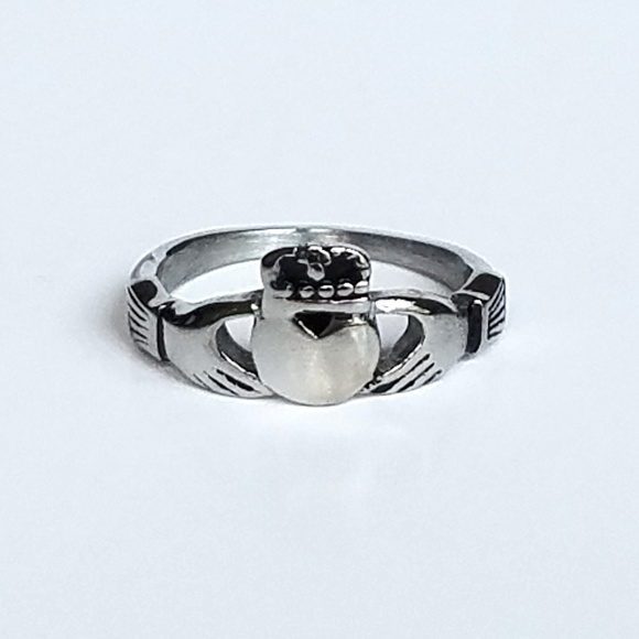 Women’s Hand Pattern Ring - Picture 4 of 4